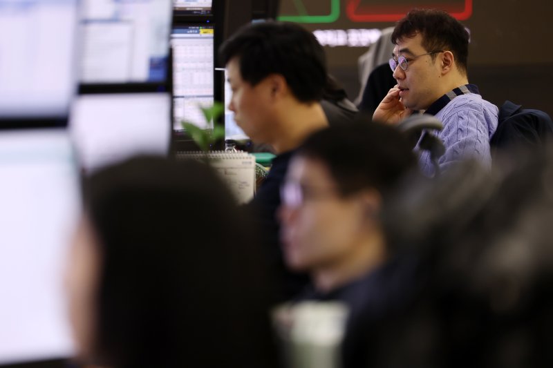 코스피가 소폭 상승 출발한 10일 서울 하나은행 본점 딜링룸에서 딜러들이 업무를 보고 있다. 사진&#x3D;연합뉴스