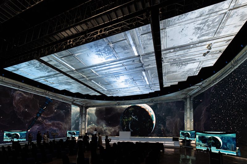 <span id='_stock_code_003550' data-stockcode='003550'>LG</span>전자가 버추얼 프로덕션 전용 고화질 발광다이오드(LED) 솔루션으로 만든 국내 최대 규모 가상 스튜디오에서 영화 촬영을 위한 가상 배경을 구현하고 있다. <span id='_stock_code_066570' data-stockcode='066570'>LG전자</span> 제공