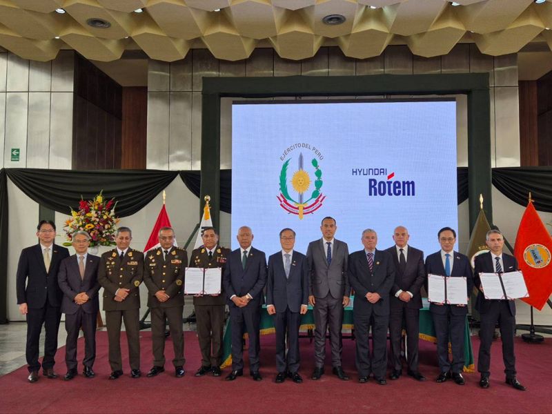 지난 9일(현지 시간) 페루 리마에서 열린 K2 전차 및 K808 차륜형장갑차 공급 총괄합의 체결식에서 호르헤 자파타 페루 조병창 대표, 이용배 <span id='_stock_code_064350' data-stockcode='064350'>현대로템</span> 사장, 에르네스토 알바레스 페루 국무총리, 페르난도 로스피글리오시 페루 국회의장, 호세 헤리 페루 대통령, 이용철 방위사업청장, 세사르 디아스 페루 국방부장관, 세사르 브리세뇨 페루 육군 총사령관, 오스왈도 까예 따예도 페루 육군 총참모총장, 호르헤 아레발로 페루 육군 군수사령관, 최종욱 주페루 대한민국 대사, 김태곤 방위사업청 국제협력관(오른쪽부터)이 포즈를 취하고 있다. 현대로