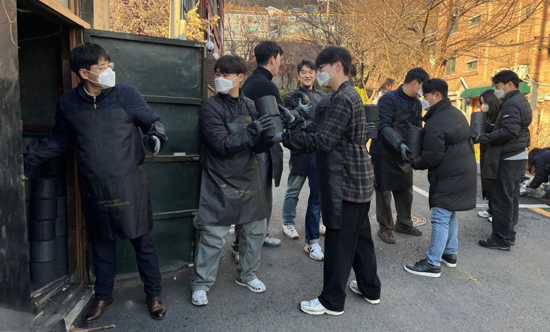 <span id='_stock_code_005880' data-stockcode='005880'>대한해운</span> 임직원들이 지난 9일 서울 마포구 연남로 일대에서 인근 주민들에게 직접 연탄을 전달하는 '이웃사랑 연탄 나누기 봉사활동'을 펼치고 있다. SM그룹 제공