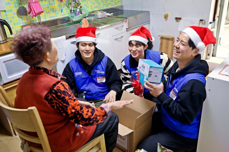 <span id='_stock_code_086280' data-stockcode='086280'>현대글로비스</span> 직원들이 지난 9일 서울 관악구 난곡동의 홀몸어르신 가정을 방문해 후원물품을 전달하고 있다. 현대글로비스 제공