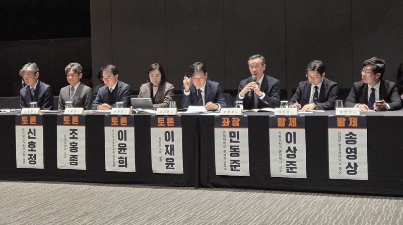 국회철강포럼 주최, 한국철강협회 후원으로 10일 서울 여의도 글래드호텔에서 열린 ‘한국 철강산업 고도화를 위한 정책 과제’ 정책세미나에서 참가자들이 패널토론을 벌이고 있다. 사진=구자윤 기자