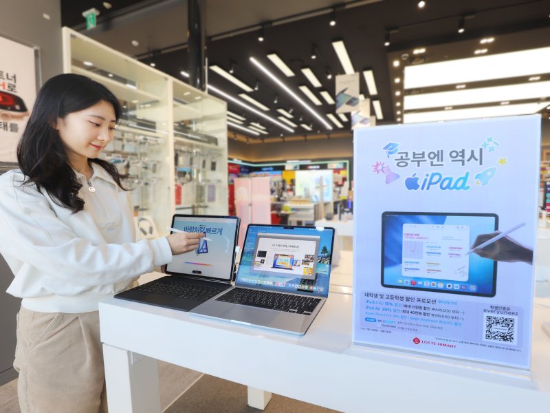 모델이 할인행사 상품을 홍보하고 있다. <span id='_stock_code_071840' data-stockcode='071840'>롯데하이마트</span> 제공