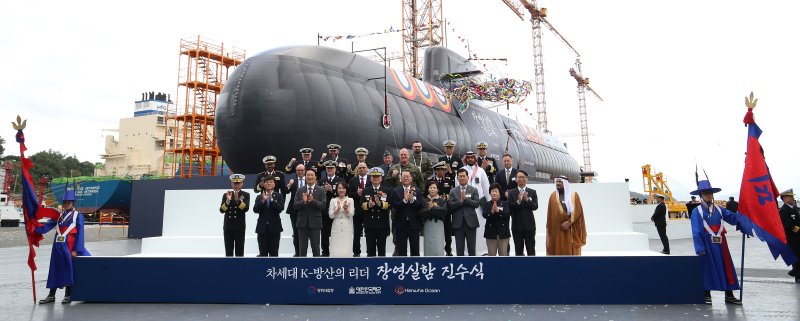지난 10월 22일 오후 경남 거제 <span id='_stock_code_042660' data-stockcode='042660'>한화오션</span> 거제사업장에서 열린 장보고-Ⅲ Batch-Ⅱ 1번함인 장영실함 진수식에서 강동길 해군참모총장, 김희철 한화오션 대표이사 등 참석자들이 기념촬영을 하고 있다. 톤수 약 3600t, 길이 약 89m인 장영실함은 대한민국 기술로 건조된 세계 최고 수준의 디젤 잠수함으로 한층 강화된 정밀 타격 능력과 수중작전능력을 바탕으로 다양한 안보위협에 효과적으로 대응 가능하다. 뉴스1