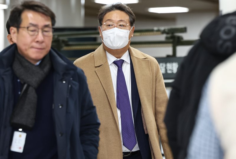 '<span id='_stock_code_102280' data-stockcode='102280'>쌍방울</span> 대북 송금 사건' 관련 업무상 횡령 혐의를 받는 방용철 전 쌍방울 부회장이 10일 서울 서초구 서울중앙지방법원에서 열린 구속 전 피의자 심문(영장실질심사)에 출석하고 있다. 뉴스1