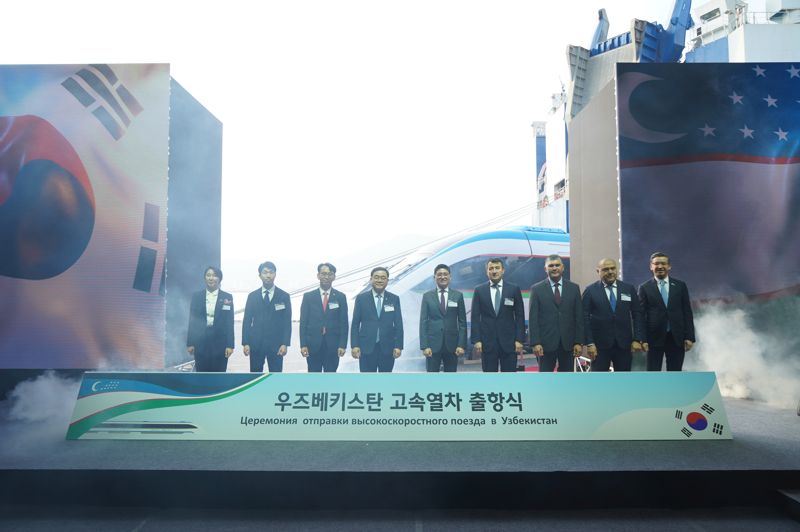 10일 경남 창원시 마산항에서 열린 ‘우즈벡 고속차량 초도 편성 출항식’에서 알리셰르 압두살로모프 주한 우즈베키스탄 대사, 주파르 나르줄라예프 우즈베키스탄 철도청장, 자수르벡 초리예프 우즈베키스탄 교통부 차관, 잠시드 호자예프 우즈베키스탄 경제부총리, 김정훈 현대로템 레일솔루션사업본부장, 허성무 더불어민주당 의원, 김영주 경상남도 경제부지사, 우정훈 국토부 철도정책과장, 아이다 이스마일로바 주한 키르기즈공화국 대사(오른쪽부터)가 포즈를 취하고 있다. 현대로템 제공