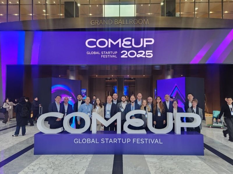 이스라엘 Edge &amp; AI 스타트업 7개사와 주한이스라엘대사관 경제무역대표부, 이스라엘 퀀텀허브, 현대크래들 텔아비브 담당자들이 컴업행사장 앞에서 기념촬영을 하고 있다.주한이스라엘대사관 경제무역대표부