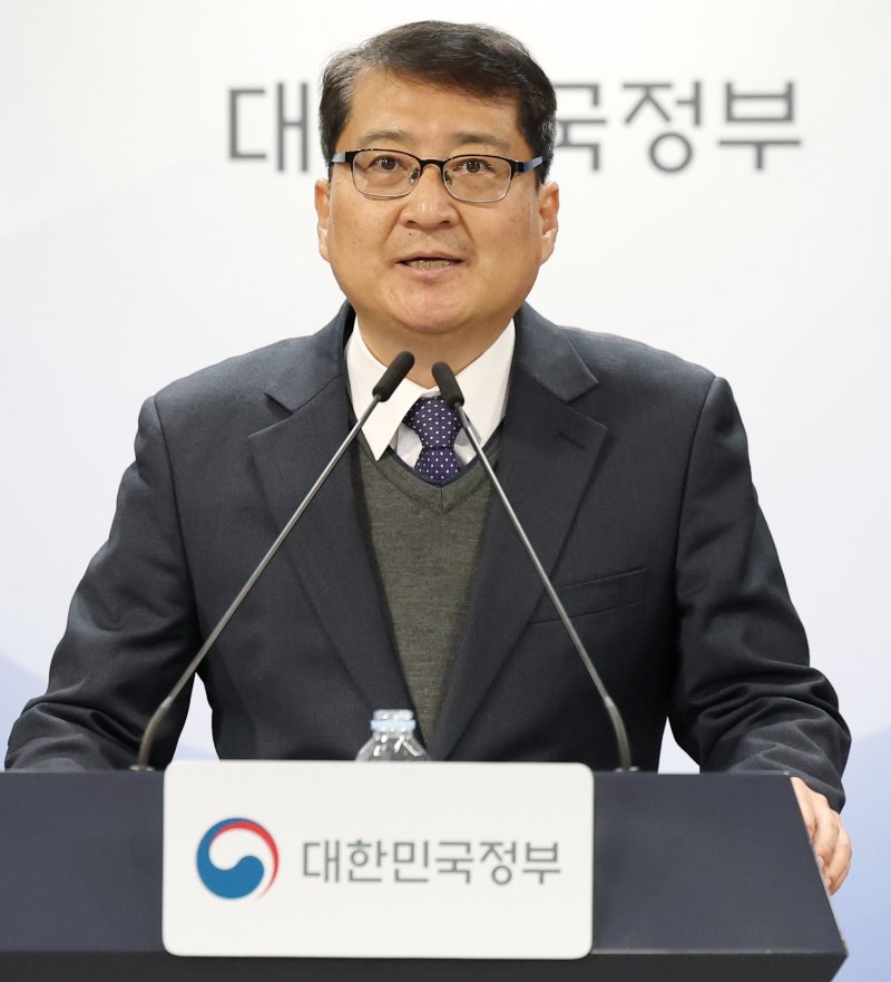 김경우 과학기술정보통신부 전파정책기획과장이 10일 서울 종로구 정부서울청사에서 이동통신 주파수 재할당 세부 정책방안에 대해 브리핑하고 있다. 뉴시스