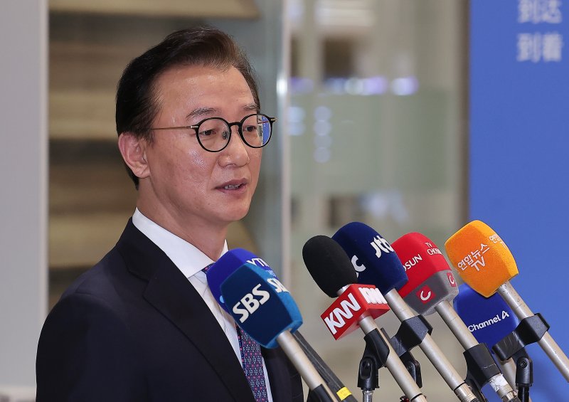 통일교로부터 금품을 수수했다는 의혹이 제기된 전재수 해양수산부 장관이 11일 오전 'UN해양총회' 유치 활동을 마친 후 인천국제공항 제2여객터미널을 통해 귀국해 입장을 밝히고 있다. 윤영호 전 통일교 세계본부장은 지난 2018년에서 2020년 당시 전재수 의원에게 수천만원이 담긴 현금 상자와 명품 시계 2점을 전달했다고 김건희 국정농단 특검에 진술한 것으로 알려졌다. 뉴스1