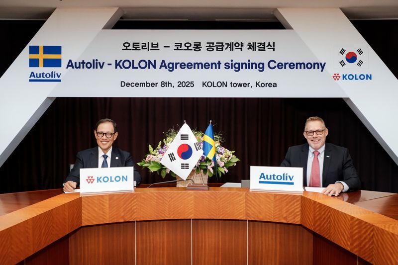 <span id='_stock_code_002020' data-stockcode='002020'>코오롱</span>인더스트리 허성 사장(왼쪽)과 오토리브 크리스티안 스완 SCM 총괄 부사장이 지난 8일 코오롱 과천 사옥에서 공급 계약을 체결하는 모습. <span id='_stock_code_120110' data-stockcode='120110'>코오롱인더</span>스트리 제공