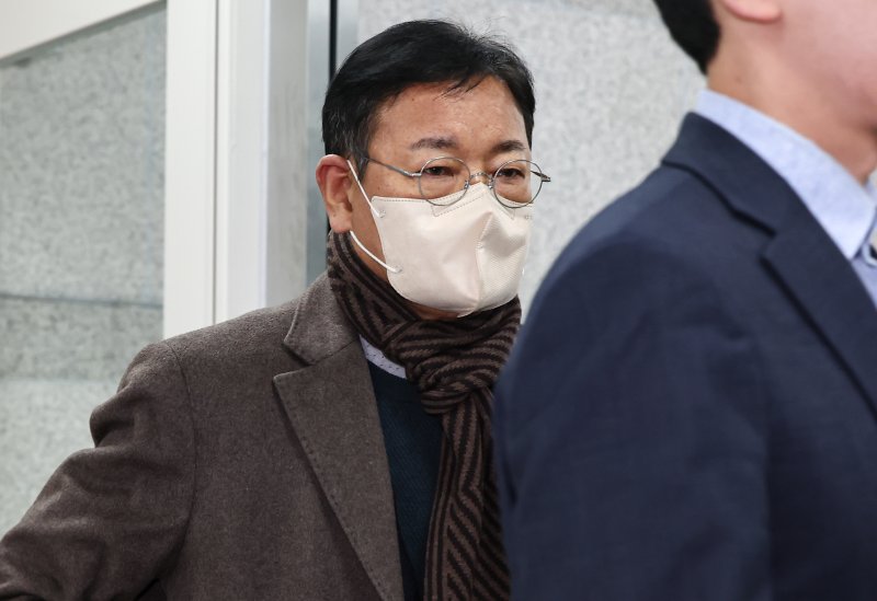 '<span id='_stock_code_102280' data-stockcode='102280'>쌍방울</span> 대북 송금 사건'을 수사하는 과정에서 진술 회유가 있었다는 의혹을 받는 안부수 아태평화교류협회장이 12월 10일 서울 서초구 중앙지방법원에서 열린 구속 전 피의자 심문(영장실질심사)에 출석하고 있다. 뉴스1