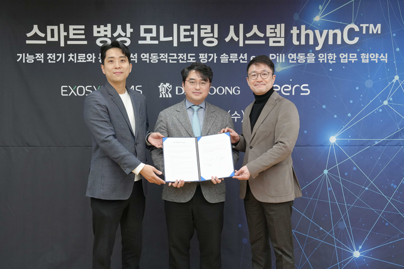 이후만 엑소시스템즈 대표(왼쪽), 이창재 <span id='_stock_code_069620' data-stockcode='069620'>대웅제약</span> 대표(가운데), 이영신 씨어스테크놀로지 대표가 업무협약 체결 뒤 기념 촬영을 하고 있다. 대웅제약 제공