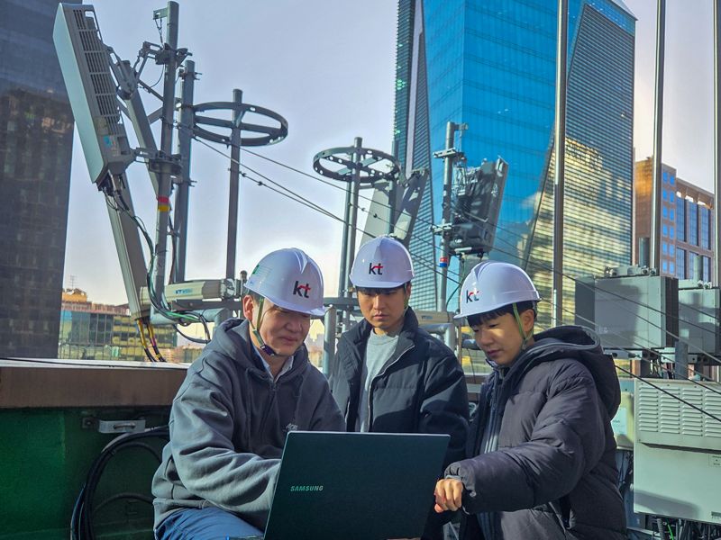 <span id='_stock_code_030200' data-stockcode='030200'>KT</span>와 <span id='_stock_code_005930' data-stockcode='005930'>삼성전자</span> 직원들이 AI-RAN 검증 작업을 진행하고 있다. KT 제공