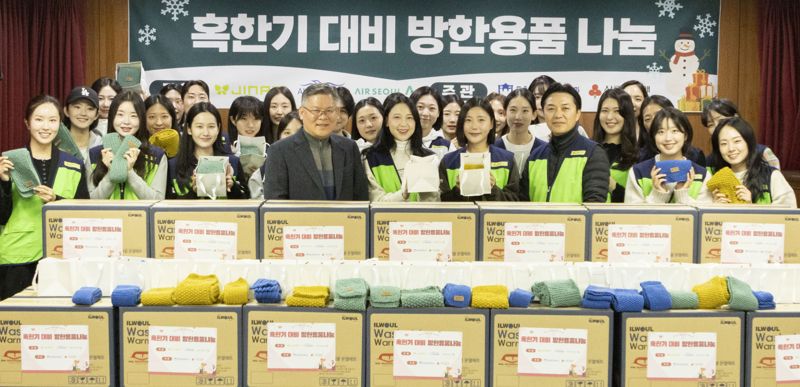 진에어 임직원들이 지난 10일 서울 강서구 등촌9 사회복지관에서 방한용품 지원 봉사활동을 진행한 뒤 기념촬영을 하고 있다. 진에어 제공