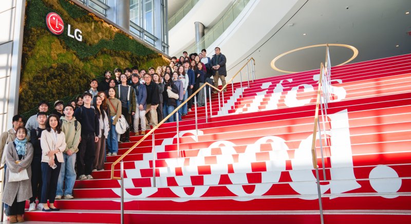 대신증권은 <span id='_stock_code_066570' data-stockcode='066570'>LG전자</span>의 내년 연간 영업이익이 올해보다 46% 늘어난 3조8050억원에 이를 것으로 전망했다. 사진은 LG전자가 지북미법인 본사에 미국 프린스턴대 학생 50여 명을 초청해 'LG College Day'를 진행한 모습. /뉴스1