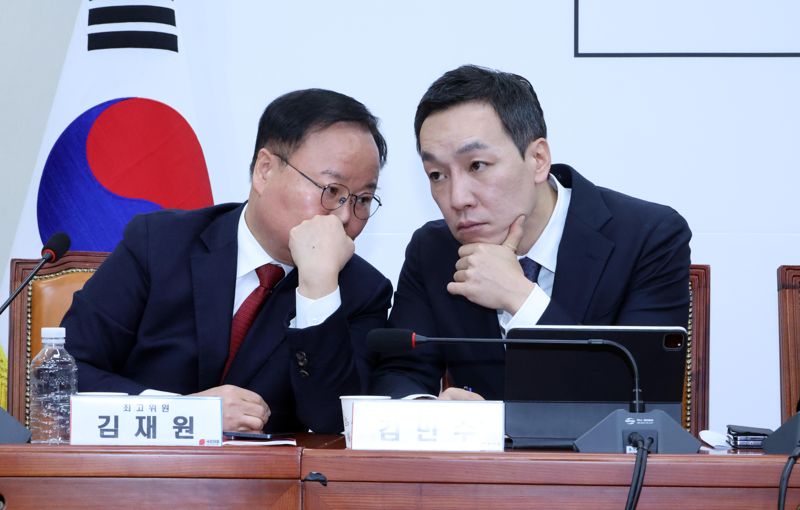 김재원 국민의힘 최고위원(왼쪽)과 김민수 최고위원이 11일 국회에서 열린 최고위원회의에서 귓속말을 하고 있다. 사진=박범준 기자