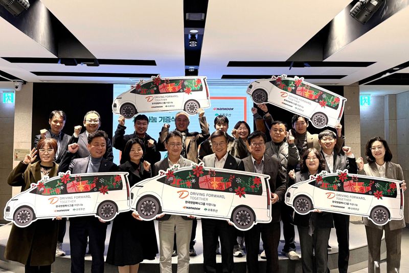 김준현 <span id='_stock_code_000240' data-stockcode='000240'>한국앤컴퍼니</span> 경영총괄(가운데 좌측), 황영기 초록우산 회장(가운데 우측) 등 주요 관계자와 차량을 지원받은 사회복지시설 관계자들이 지난 10일 경기 성남시 테크노플렉스에서 열린 ‘2025 차량나눔 기증식’에 참석해 기념 촬영을 하고 있다. 한국앤컴퍼니그룹 제공.