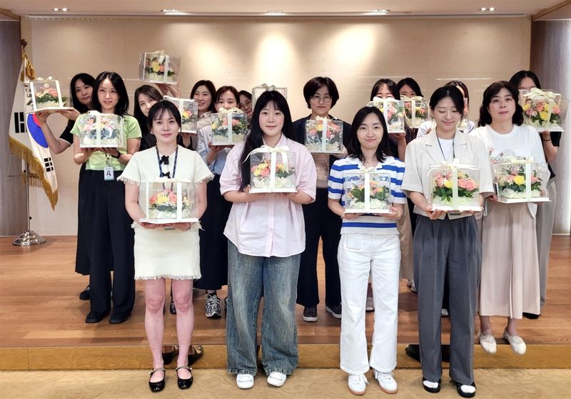 유한양행 사내 봉사단 '원예 봉사단' 참가자들이 기념촬영을 하고 있다. 유한양행 제공