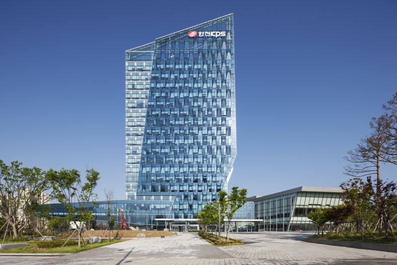 <span id='_stock_code_051600' data-stockcode='051600'>한전KPS</span>, 안전 지역사회 지원 앞장…경찰 감사장 받아