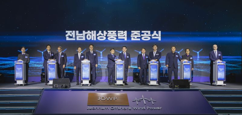 11일 전남 신안군 자은도 라마다프라자호텔에서 열린 전남해상풍력 1단지 준공식에서 김성환 기후에너지환경부 장관(왼쪽 여섯번째), 김영록 전라남도지사(왼쪽 일곱번째), 김대인 신안군수 권한대행(완쪽 여덟번째), 이종수 SK이노베이션 E&S 사장(왼쪽 다섯번째), 염성진 SK수펙스추구협의회 커뮤니케이션위원장(왼쪽 네번째), 토마스 위베 폴슨 코펜하겐 인프라스트럭쳐 파트너스(CIP) 아태지역 대표(왼쪽 세번째).SK이노베이션제공
