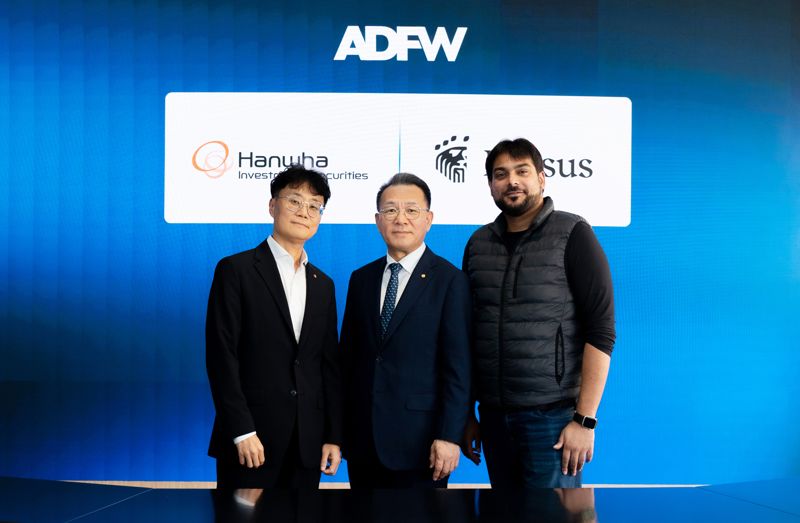 <span id='_stock_code_000880' data-stockcode='000880'>한화</span>투자증권 장병호 대표이사(가운데), 손종민 전무(왼쪽), 크리서스 오메르 칸 최고기술책임자(CTO)가 11일 아랍에미리트(UAE) 아부다비에서 열린 '아부다비 금융주간(ADFW) 2025'에서 전략적 업무협약(MOU) 체결식에서 기념 촬영을 하고 있다. <span id='_stock_code_003530' data-stockcode='003530'>한화투자증권</span> 제공.