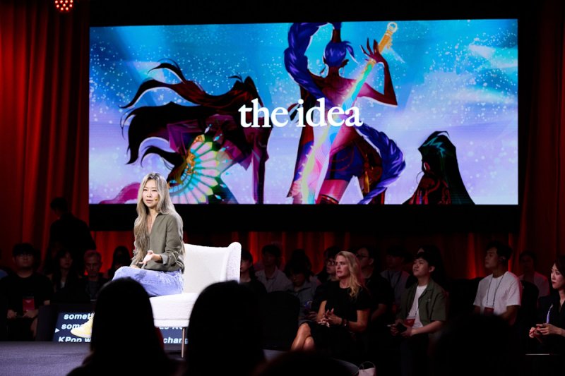 [부산=뉴시스] 케이팝 데몬 헌터스를 제작한 매기 강 감독이 20일 넷플릭스가 개최한 '크리에이티브 아시아: 크리에이터 마스터 클래스' 대담에서 발언하고 있다. (사진=넷플릭스 제공) 2025.09.20. photo@newsis.com *재판매 및 <span id='_stock_code_012030' data-stockcode='012030'>DB</span> 금지 /사진=뉴시스