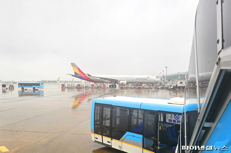 김해국제공항 활주로에서 대기 중인 항공기 모습. 사진=변옥환 기자