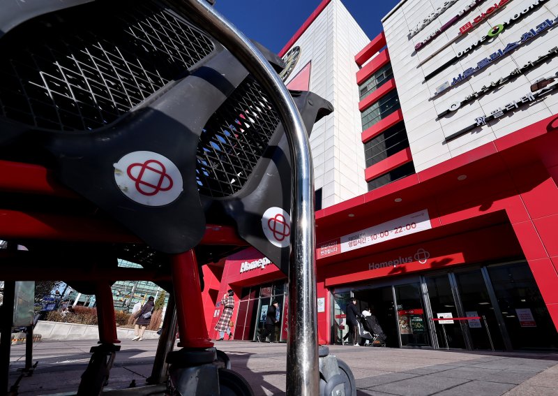 지난 8일 서울 시내 한 홈플러스 매장 앞이 한산하다. 뉴스1