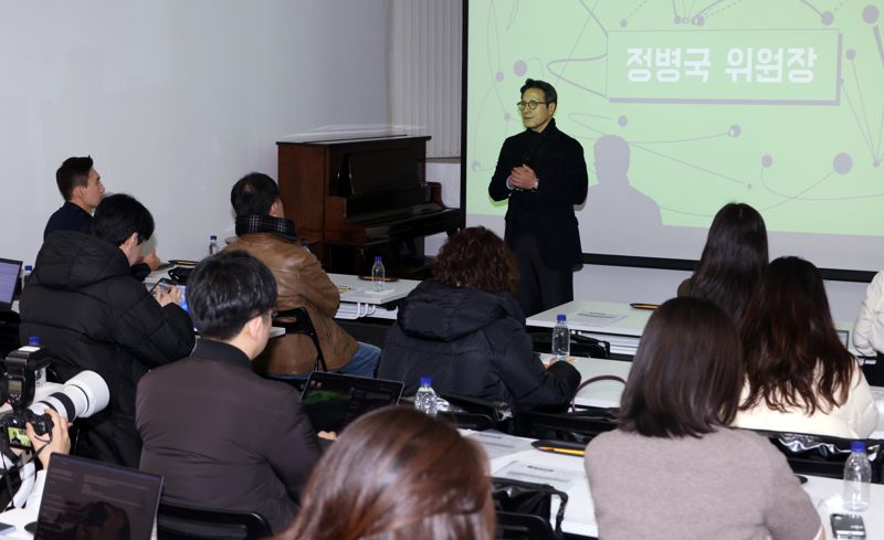 한국문화예술위원회는 11일 금호미술관에서 ‘2025 지역예술도약(2025 ARKO LEAP)’ 전시 설명을 위한 기자간담회를 열었다. 정병국 예술위 위원장이 인사말을 하고 있다. 사진=박범준 기자