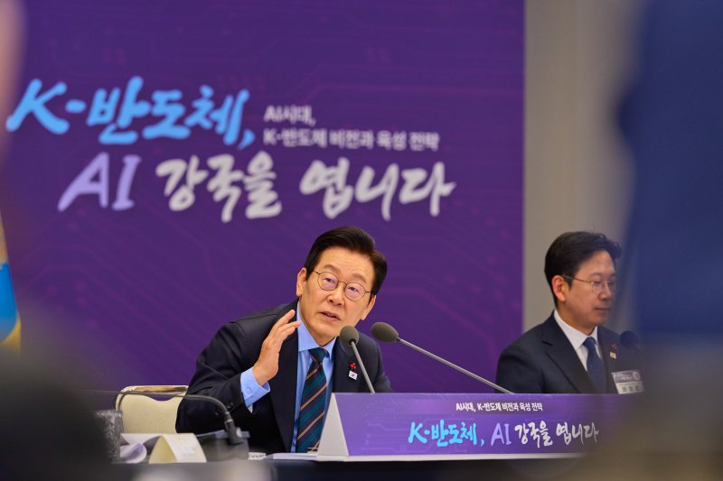 이재명 대통령이 10일 서울 용산 대통령실 청사에서 열린 AI 시대의 K-반도체 비전과 육성전략 보고회에서 발언하고 있다. 대통령실 제공 