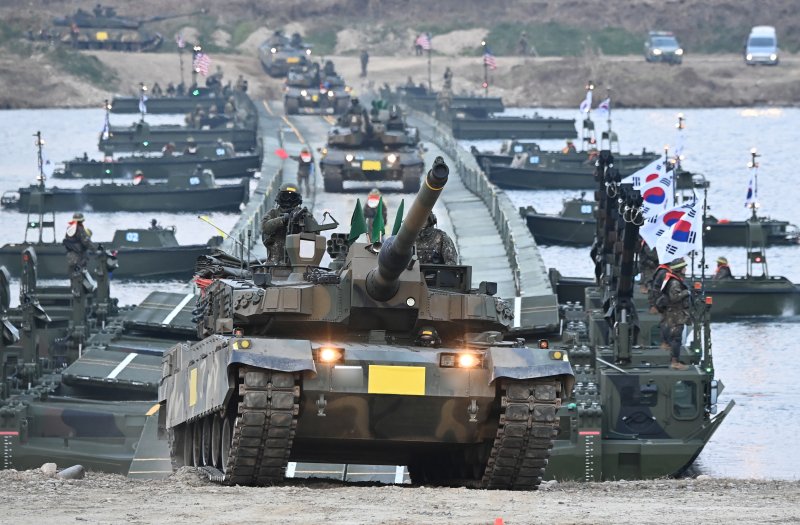 한미연합 도하훈련이 실시된 지난 11월 20일 경기 여주시 연양동 남한강 일대에서 K2 전차가 부교를 건너고 있다. 뉴시스