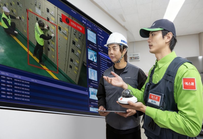 에스원 직원이 고객에게 SVMS 안전모니터링을 설명하고 있다. 에스원 제공