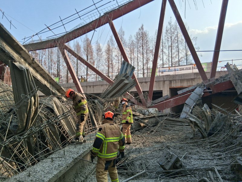 11일 오후 광주 서구 치평동의 광주대표도서관 붕괴 사고 현장에서 출동한 구조대원들이 매몰자 수색&middot;구조 작업을 벌이고 있다. 사진=소방청 제공