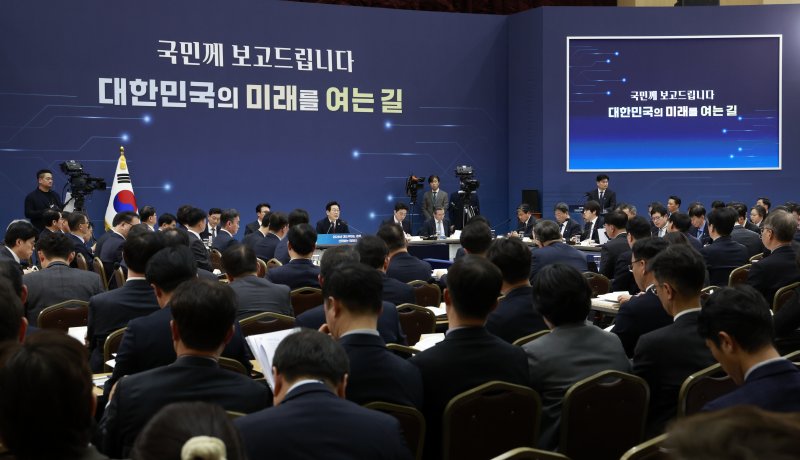 이재명 대통령이 11일 정부세종컨벤션센터에서 열린 기획재정부, 국가데이터처 업무보고에서 발언하고 있다. 이날 업무보고는 '2026년 대도약하는 경제, 신뢰받는 데이터'라는 주제로 진행됐다. 연합뉴스