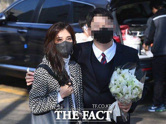 이부진 <span id='_stock_code_008770' data-stockcode='008770'>호텔신라</span> 사장이 8일 오후 서울 강남구의 한 중학교에서 열린 아들 임 모군의 졸업식에 참석해 기념 사진을 찍고 있다. 더팩트 제공