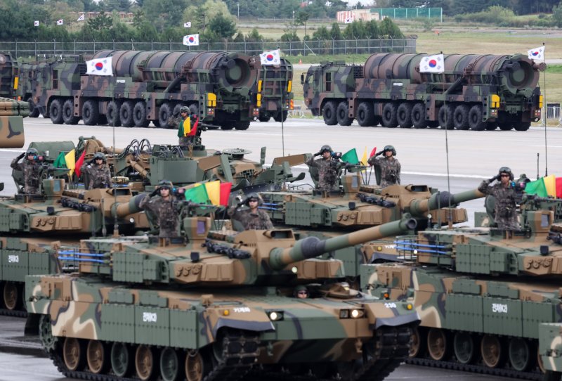 경기 성남시 서울공항에서 열린 건군 제76주년 국군의 날 기념식에서 <span id='_stock_code_064350' data-stockcode='064350'>현대로템</span> K-2 전차가 분열하고 있다. 뉴시스