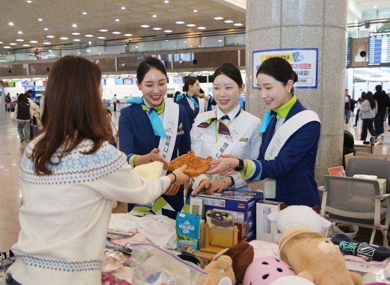 <span id='_stock_code_298690' data-stockcode='298690'>에어부산</span>&middot;<span id='_stock_code_272450' data-stockcode='272450'>진에어</span> 임직원들이 지난 11일 '통합 LCC 행복나눔 바자회'에서 기증 물품을 판매하고 있다. 에어부산 제공