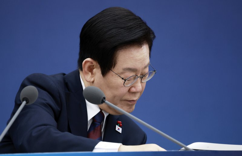 이재명 대통령이 11일 세종시 정부세종컨벤션센터에서 열린 '2026년 대도약하는 경제, 신뢰받는 데이터' 기획재정부(국세청·관세청·조달청)-국가데이터처 업무보고에서 자료를 살펴보고 있다. 뉴시스