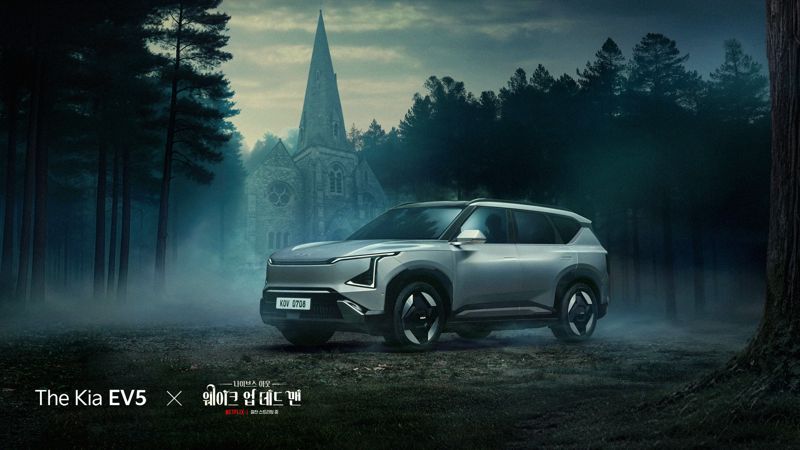 '더 <span id='_stock_code_000270' data-stockcode='000270'>기아</span> EV5 x 나이브스 아웃: 웨이크 업 데드 맨' 글로벌 파트너십 캠페인 영상 키비주얼. 기아 제공.