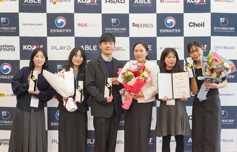 지난 11일 열린 '2025 대한민국 디지털 광고대상'에서 수상 이후 <span id='_stock_code_280360' data-stockcode='280360'>롯데웰푸드</span> 관계자들이 기념촬영을 하고 있다. 롯데웰푸드 제공