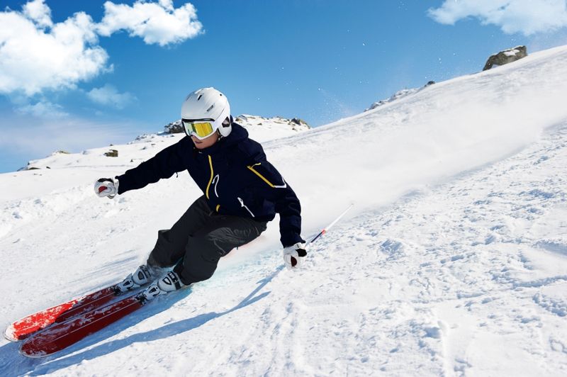 오크밸리 스키장을 활강하는 스키어