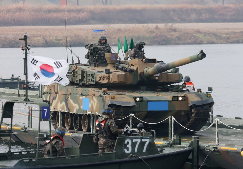 페루와 K2전차 54대, 차륜형 장갑차 141대 등 총 195대를 공급하는 기본협정을 맺은 현대로템이 내년에도 수주 잔고 확대 추세를 이어갈 것으로 전망된다. /뉴스1