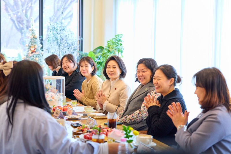 김혜경 여사가 11일 충북 청주의 한 카페에서 '맘스캠프' 회원들과 육아와 여성 일자리 등에 대해 차담회를 하고 있다. 사진=대통령실 제공