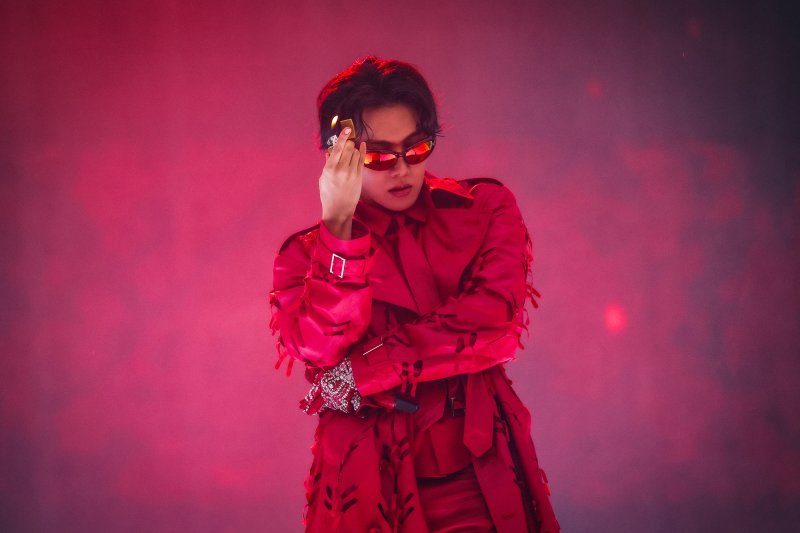 글로벌 슈퍼 그룹 '방탄소년단'(BTS) 제이홉(정호석)이 팀이 데뷔 12주년을 맞은 13일 오후 경기 고양 고양종합운동장에서 월드투어 앙코르 콘서트 '제이홉 투어 '호프 온 더 스테이지' 파이널을 펼치고 있다. 빅히트 뮤직 제공