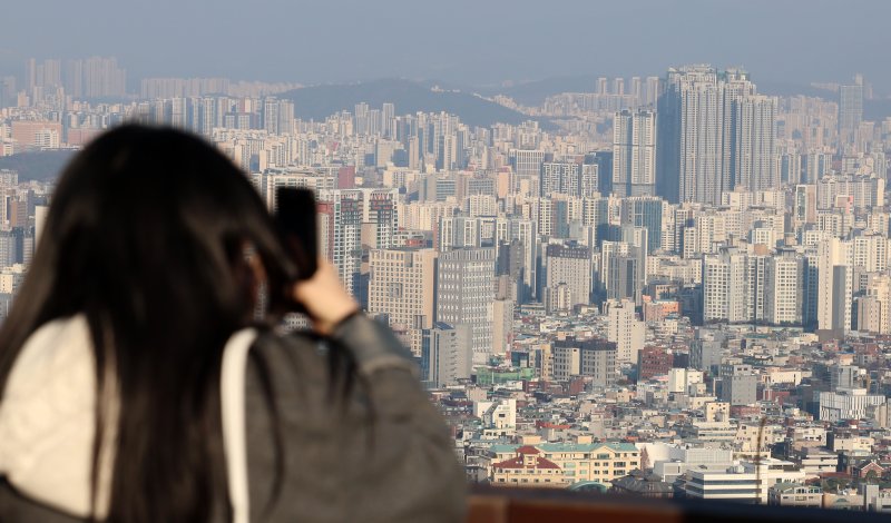 서울 시내의 아파트가 보이고 있다. 사진=뉴시스