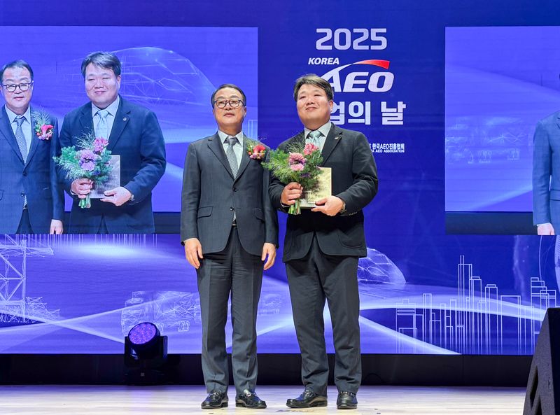 <span id='_stock_code_003490' data-stockcode='003490'>대한항공</span> AEO 총괄 책임 관리자인 문영성 대한항공 정비자재부 담당 상무(오른쪽)가 12일 서울 강남구 건설회관에서 열린 ‘2025년 수출입 안전관리 우수 업체 기업의 날'에서 기우성 사단법인 한국AEO진흥협회장으로부터 감사패를 받고 기념촬영을 하고 있다. 대한항공 제공