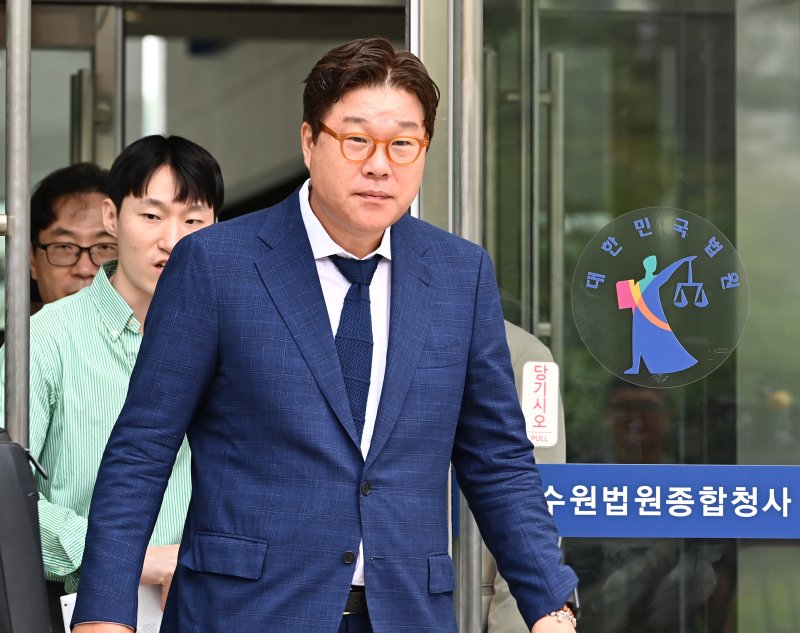 불법 대북송금과 뇌물 공여 혐의 등으로 기소된 김성태 전 <span id='_stock_code_102280' data-stockcode='102280'>쌍방울</span> 그룹 회장이 12일 경기도 수원시 영통구 수원지방법원에서 열린 1심 선고 공판을 마치고 법원을 나서고 있다. 뉴시스