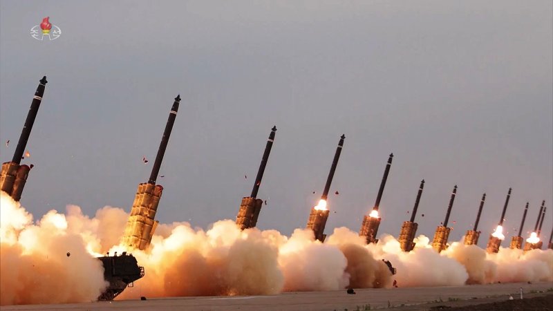 김정은 북한 국무위원장이 지난해 5월 30일 남한을 타격권으로 한 600㎜ 초대형 방사포 위력시위사격을 직접 지도했다고 조선중앙TV가 보도했다. 이동식발사대(TEL) 18대에서 각기 1발씩 18발의 초대형 방사포가 평양 순안비행장에서 일제 사격되고 있다. 조선중앙TV 캡처