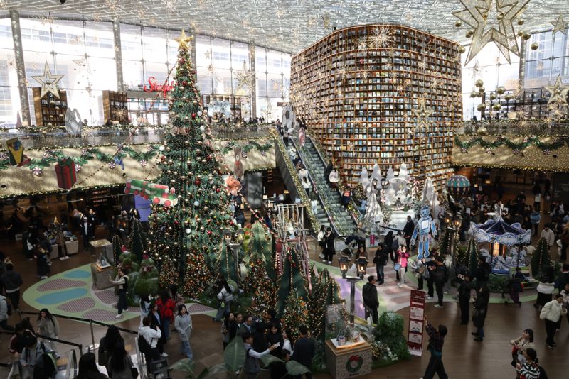 연말을 맞아 크리스마스 분위기를 만끽할 수 있는 명소에 관광객들의 발길이 이어지고 있다. 주말 서울 강남구 코엑스 별마당도서관에서 시민들이 초대형 크리스마스트리를 즐기고 있다. 사진&#x3D;박범준 기자