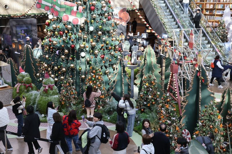 연말을 맞아 크리스마스 분위기를 만끽할 수 있는 명소에 관광객들의 발길이 이어지고 있다. 주말 서울 강남구 코엑스 별마당도서관에서 시민들이 초대형 크리스마스트리를 즐기고 있다. 사진&#x3D;박범준 기자